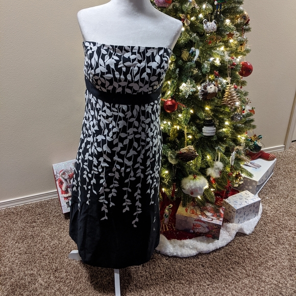 Dress - Picture 3 of 3